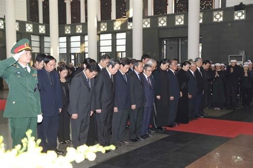 原越南共产党中央委员会总书记杜梅吊唁仪式隆重举行
