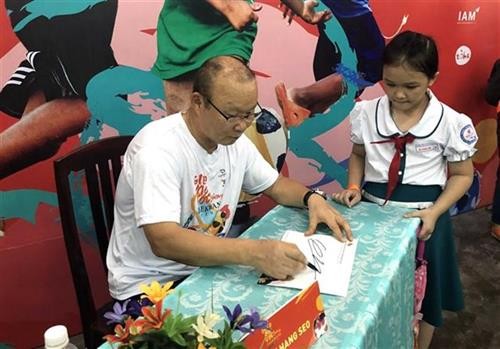 越南男足国家队韩国籍主教练朴恒绪助力越南贫困儿童开启足球之梦
