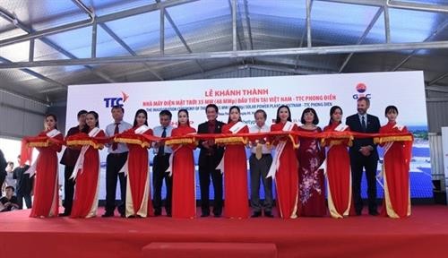 越南首座太阳能发电厂正式投入运营