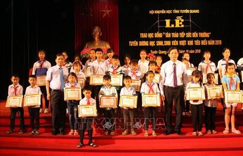Tuyên Quang tuyên dương học sinh, sinh viên vượt khó tiêu biểu và trao học bổng “Tân Trào tiếp sức đến trường” năm 2018