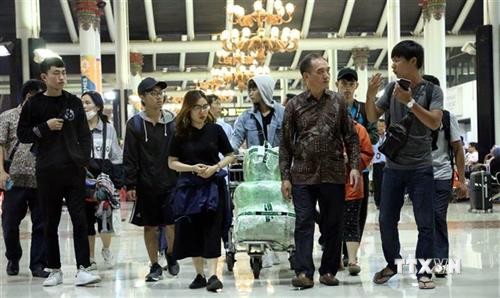 在印尼地震和海啸双重灾害灾区留学的10名越南大学生已离开雅加达启程回国