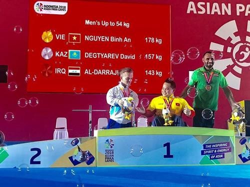 2018年亚残运会：举重运动员阮平安为越南夺下第二枚金牌