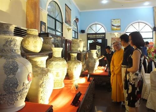 浮雕越南传统花纹图案的陶瓷百瓶创越南纪录