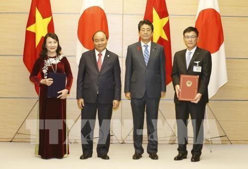 越南政府总理阮春福与日本首相安倍出席双边合作文件签字仪式