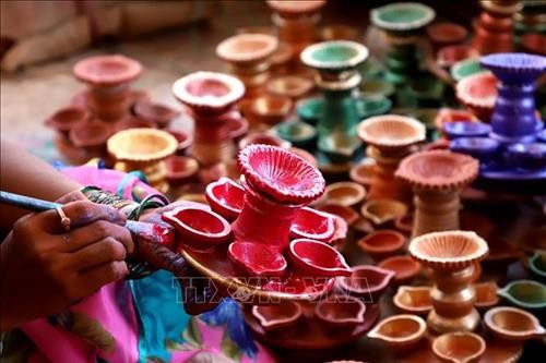 Người Ấn Độ làm đèn dầu đất nung đón lễ hội ánh sáng Diwali