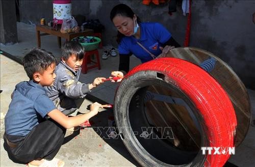 Đoàn Thanh niên Thông tấn xã Việt Nam trao tặng sân chơi cho điểm trường xã Dền Thàng, huyện Bát Xát