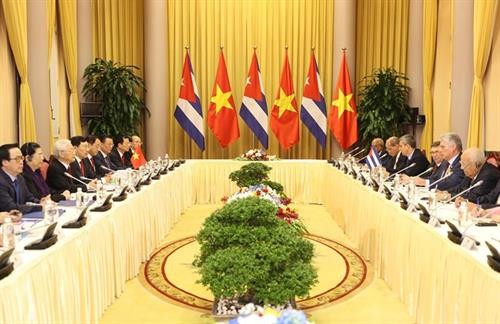 古巴国务委员会主席兼部长会议主席迪亚斯-卡内尔圆满结束对越南进行的正式友好访问