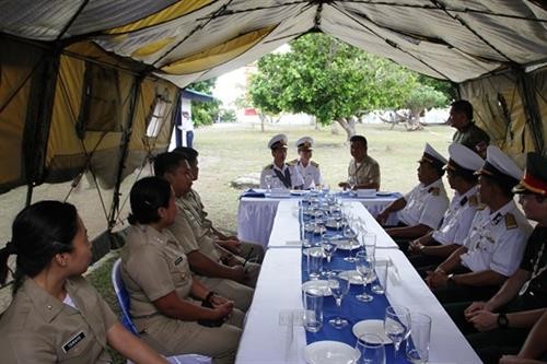 越菲两国海军在东双子岛上进行交流