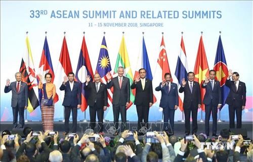 越南政府总理阮春福出席第33届东盟峰会全体会议