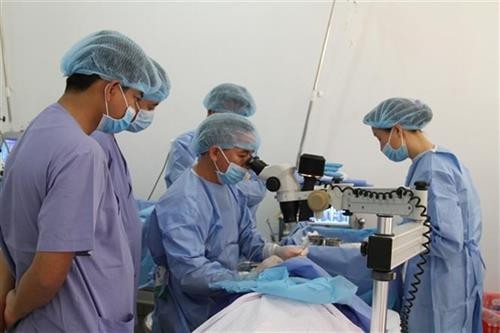 越南医师队伍为柬埔寨贫困患者做免费手术