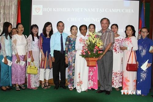 旅居柬埔寨和德国越南人举行活动庆祝越南教师节