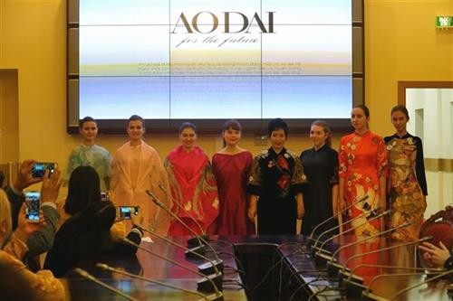 俄罗斯东方学专业大学生了解越南越南传统服装奥黛