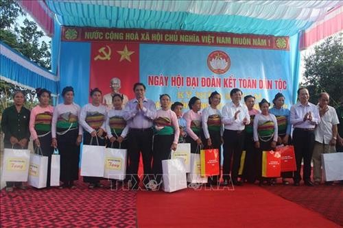 Đồng chí Phạm Minh Chính dự Ngày hội Đại đoàn kết toàn dân tộc tại làng Chiềng Tây