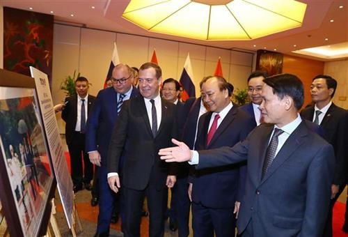 俄罗斯总理梅德韦杰夫参观越俄关系图片展
