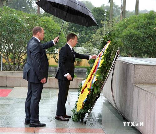 俄罗斯总理梅德韦杰夫结束对越南的正式访问