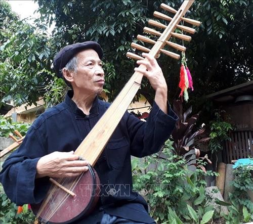 Nghệ nhân chế tạo ra cây đàn tính 12 dây Dương Văn Thục say nghề