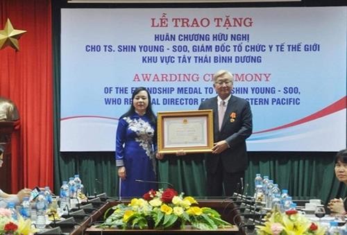 世界卫生组织西太平洋地区主任荣获越南友谊勋章