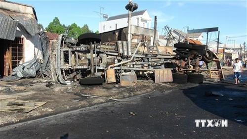越南平福省一辆油罐车着火致6人死亡15间房屋烧毁