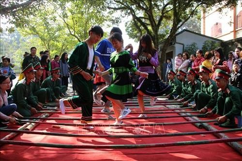 Tổ chức chương trình "Sắc màu văn hóa dân tộc Mông" ở Sơn La