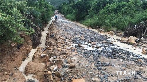 Nhiều nơi ở Khánh Hòa bị sạt lở, ngập lụt, cô lập do bão số 9