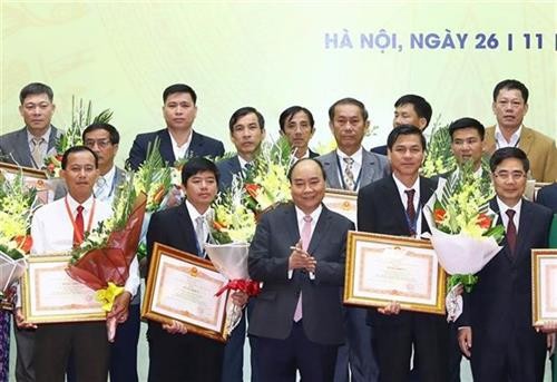 阮春福向“三农”活动中取得优异成绩的个人和组织颁奖