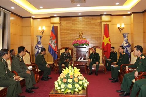 越南与柬埔寨军队执法部门进行业务经验交流