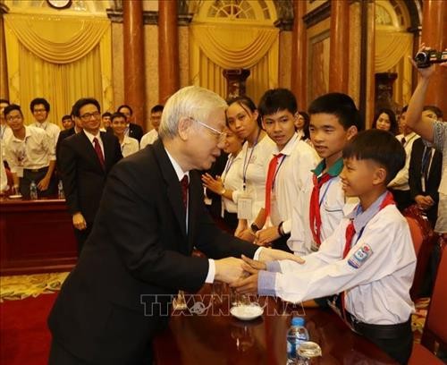 越共中央总书记、国家主席阮富仲亲切会见优秀学生、大学生代表