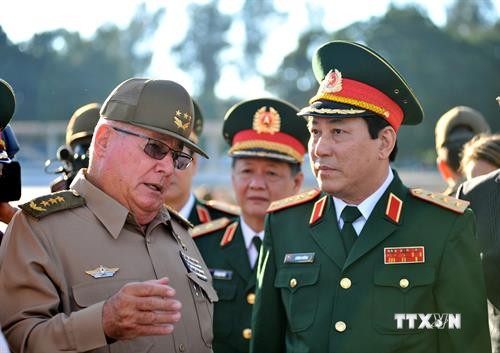 加强越南与古巴两党、两国政府和武装力量的合作