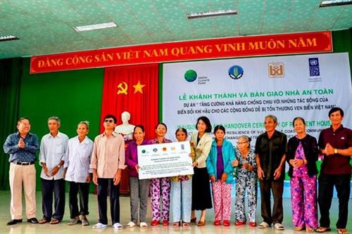 Bàn giao 107 căn nhà an toàn chống chịu bão lũ cho người dân Thừa Thiên - Huế