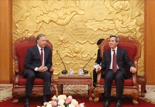 越共中央经济部部长阮文平会见俄罗斯共产党代表团