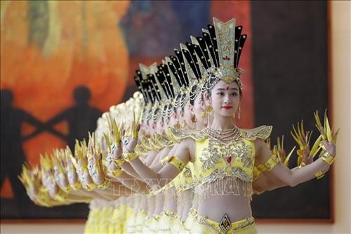 Điệu múa Phật nghìn tay của các nghệ sĩ khuyết tật Trung Quốc