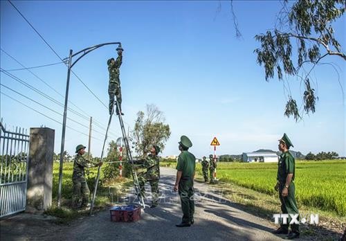 Bộ đội Biên phòng Hà Tiên "thắp sáng đường biên" cho đồng bào biên giới