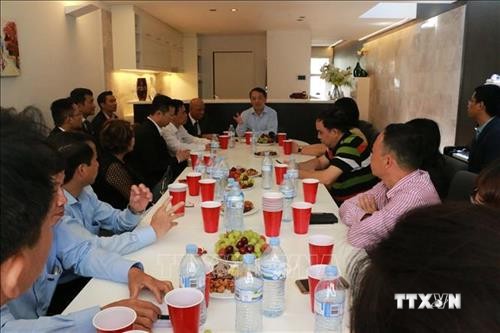 越南祖国阵线中央委员会代表团会见旅澳越南人代表