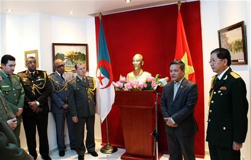 越南与阿尔及利亚军队巩固友好合作关系