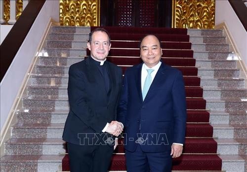 越南政府总理阮春福会见梵蒂冈外交部副部长安东内伊·卡米莱利