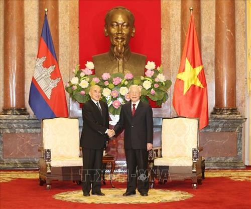 越共中央总书记、国家主席阮富仲会见柬埔寨王国国王诺罗敦·西哈莫尼