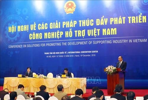 阮春福总理主持促进越南辅助工业发展各项措施会议