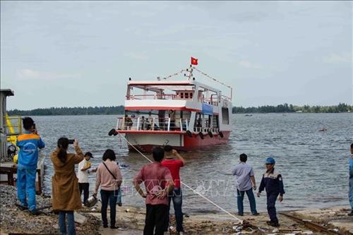 广南省首艘钢壳船成功下水