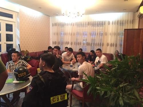 越南警方抓获涉嫌银行卡复制和网络赌博的22名中国籍犯罪团伙