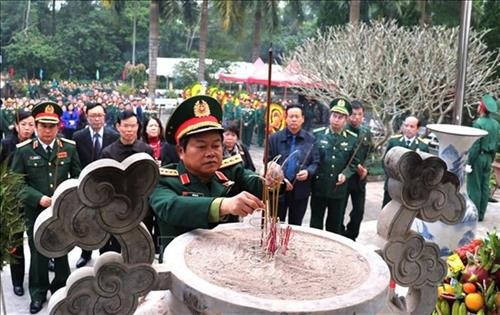 越南人民军建军74周年：国会副主席杜伯巳赴河江省出席河江省烈士追悼会