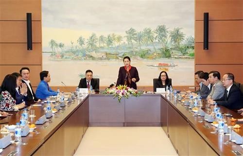 越南国会主席阮氏金银会见越南青年企业家代表