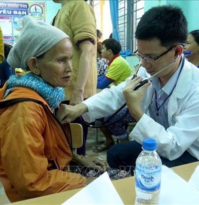 Khám bệnh, cấp phát thuốc miễn phí và tặng quà cho hơn 1.000 hộ nghèo huyện miền núi Ba Tơ