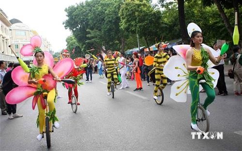 杂技艺术游行为河内市民献上精彩的杂技表演