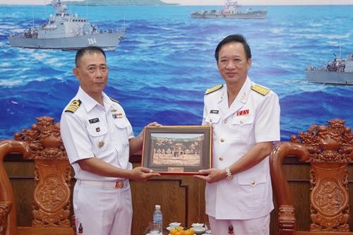 泰国皇家海军代表团访问越南海军第五军区司令部