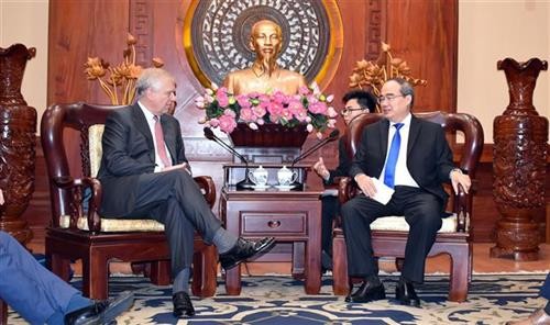 越南胡志明市加强与英国的合作关系