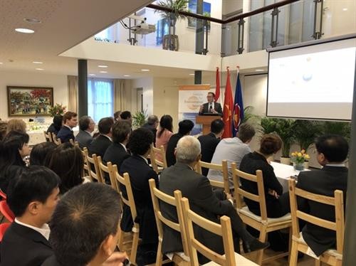 越南驻荷兰大使馆举行有关气候变化和安全的圆桌会议