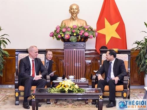 越南外交部副部长裴青山会见白俄罗斯外交部副部长安德烈·达普肯纳斯