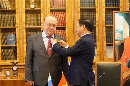 越南向莫斯科罗蒙诺索夫国立大学授予友谊勋章