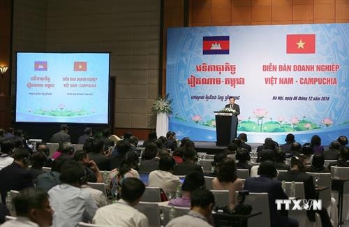 政府总理阮春福与柬埔寨首相洪森出席越柬商业论坛