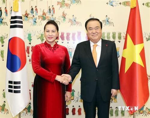 越南国会主席阮氏金银与韩国国会议长文喜相举行会谈